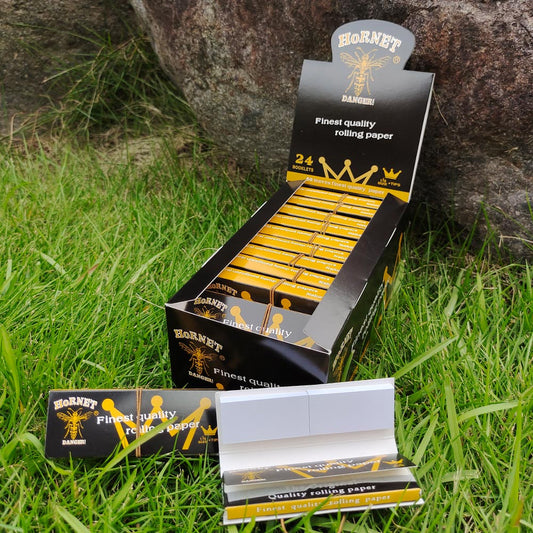 HORNET | Black 1-1/4 Size Rolling Paper With Tips