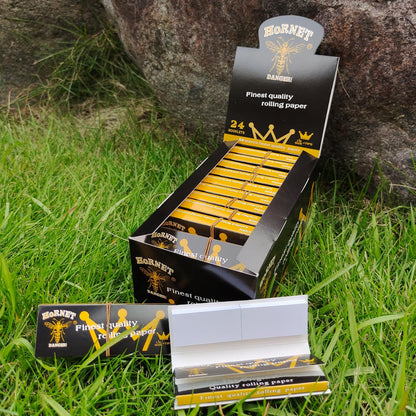 HORNET | Black 1-1/4 Size Rolling Paper With Tips